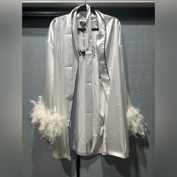 Bohome new with tags, white bridal robe with feathers - Picture 2 of 2